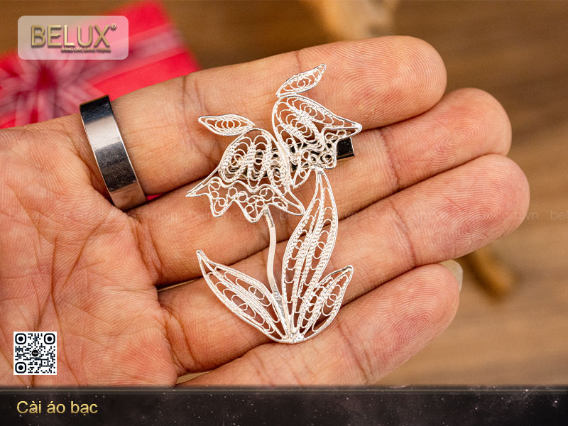 Hoa cài áo bằng bạc mẫu 2